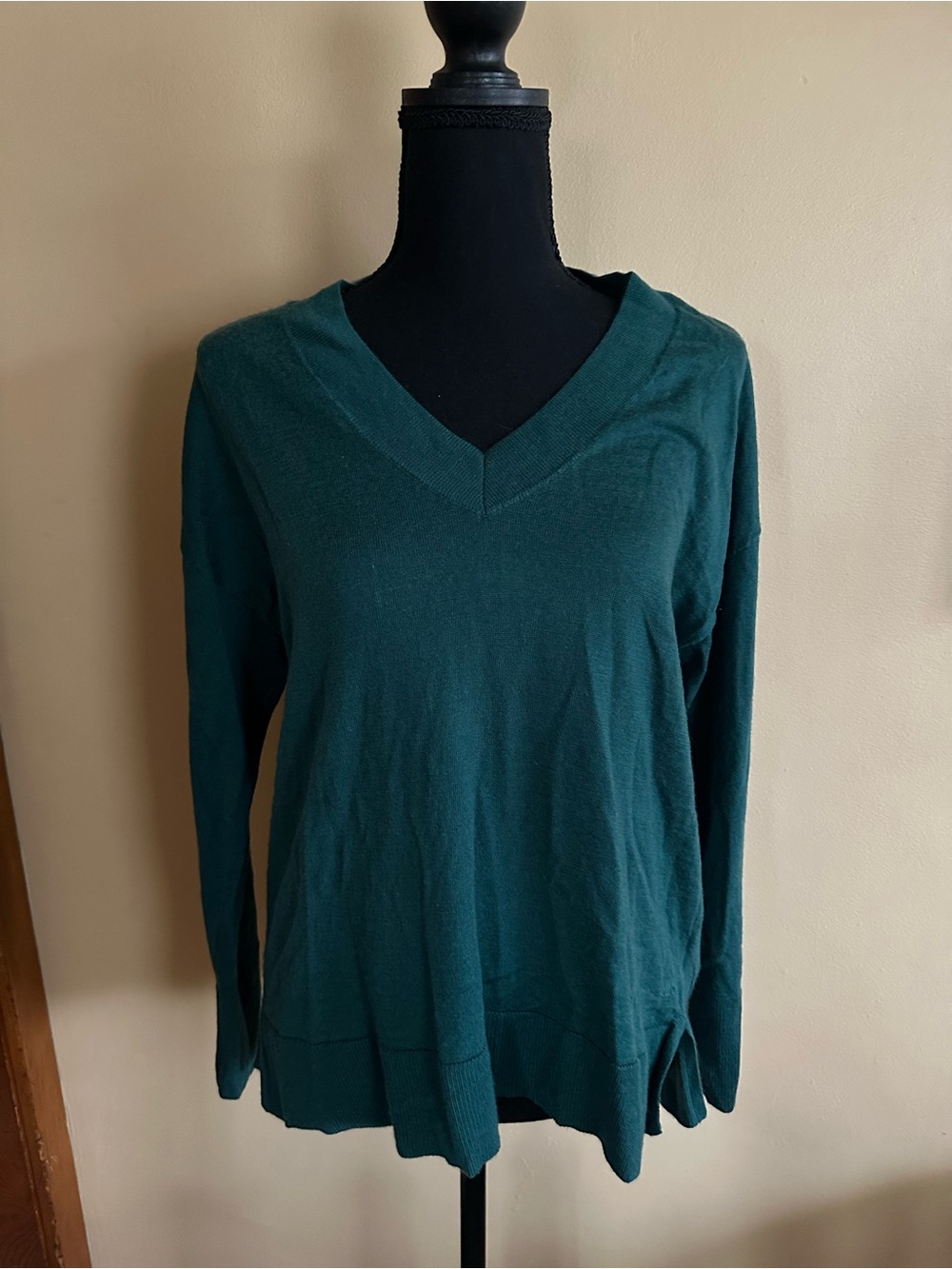 Banana Republic Women’s 100% Merino Wool Sweater Size M Forest Green EUC V Neck